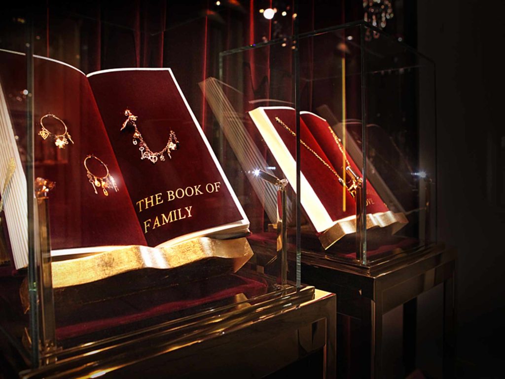 Kitchen_Stories_DolceGabbana_design_creative_concept_window_campaign_art_direction_jewellery_05 "The poem" is the title of a series of windows were inspired by the baroque world of Dolce & Gabbana