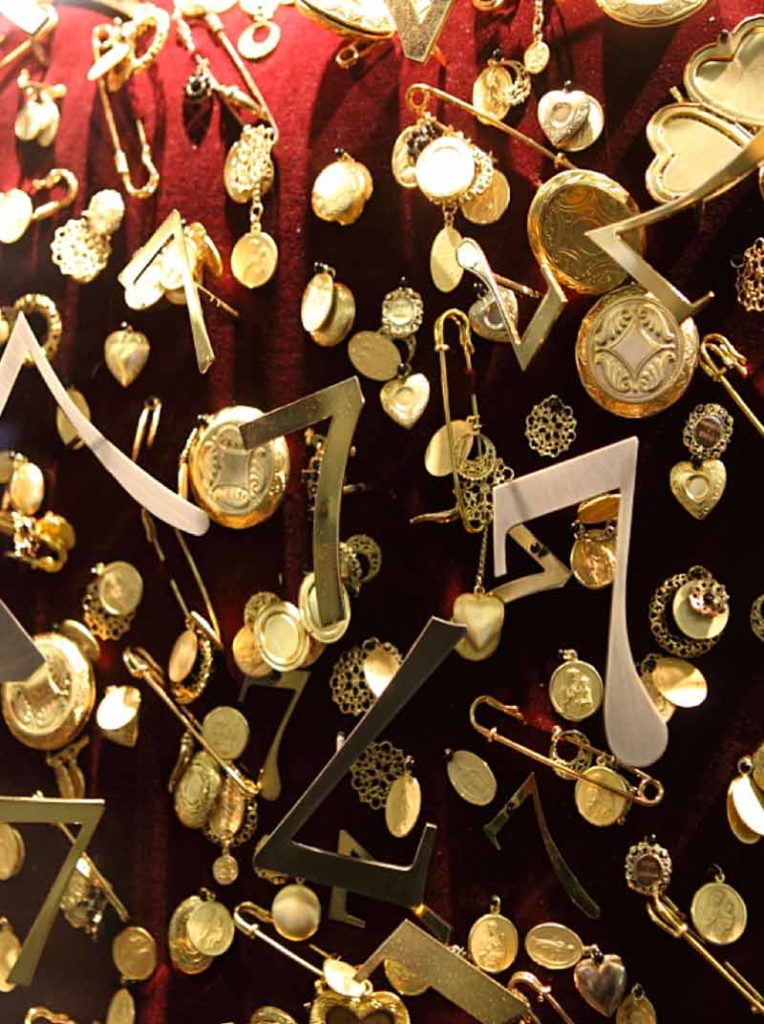 Kitchen_Stories_DolceGabbana_design_creative_concept_window_campaign_art_direction_jewellery_07 "The poem" is the title of a series of windows were inspired by the baroque world of Dolce & Gabbana for the launch of their jewelry collection.