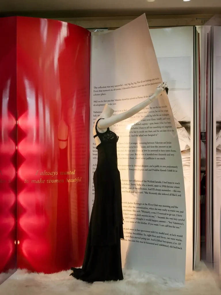 Kitchen-stories-Valentino-window-design-concept-una-grande-storia-italiana-milano-flagship