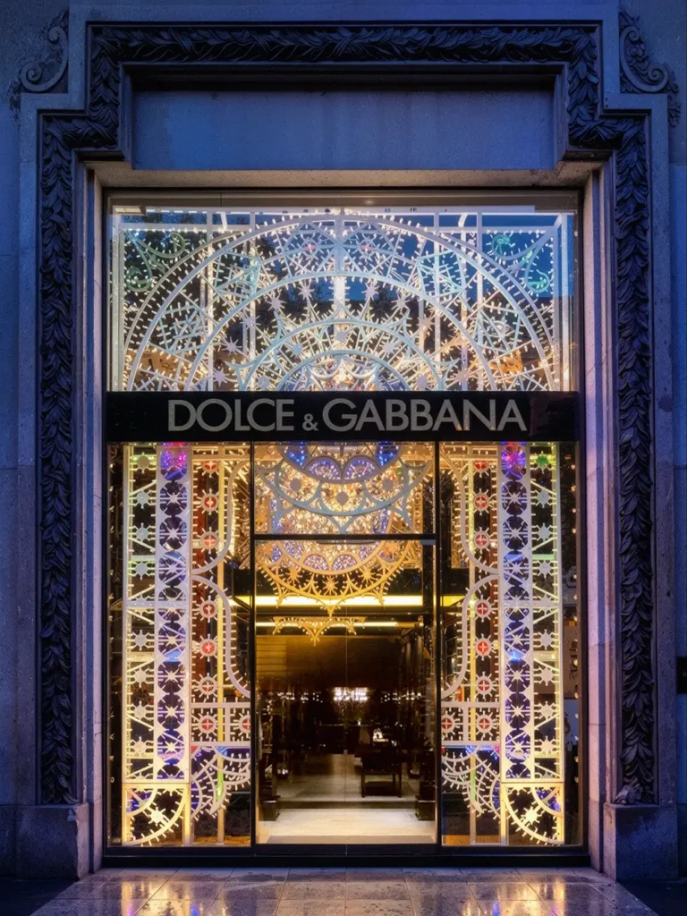 Kitchen_Stories-Dolce-Gabbana-luminarie-concept-window_installation